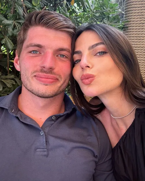 kelly piquet tuit lippen wanneer ze naast haar vriend max verstappen zit