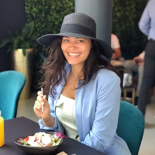 keoma aidhen is het stralende nieuwe gezicht van moulin rouge