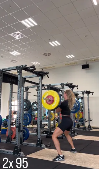 lieke klaver sport in strak sportsetje