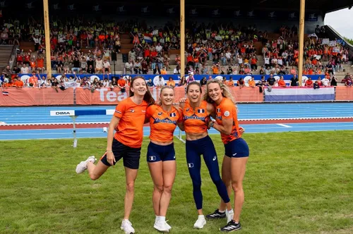 lieke klaver stelt haar heerlijke olympische ploeggenotes nog even aan je voor met innig kiekje