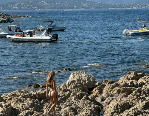 lieke van der hoorn laat zichzelf bekijken in piepkleine setjes