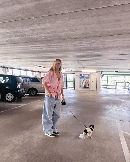 lies zhara deelt fotos met mormel in een afgelegen plekparkeerplaats