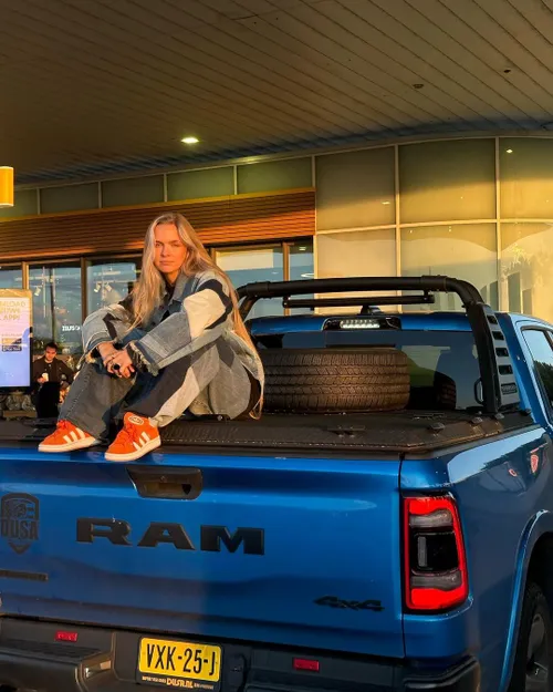 lies zhara grote en indrukwekkende achterbumper