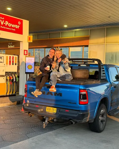 lies zhara samen met seph blouw espinosa met indrukwekkende achterbumper