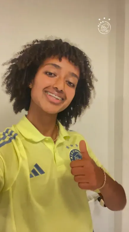 lily yohannes krijgt een koude douche van al haar teamgenoten
