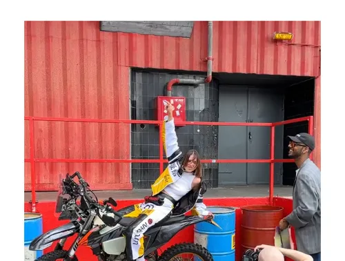 maan de steenwinkel berijdt een flinke jongen en gooit haar handen in de lucht