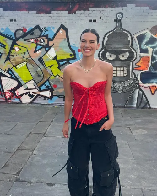 maan de steenwinkel in strak korset