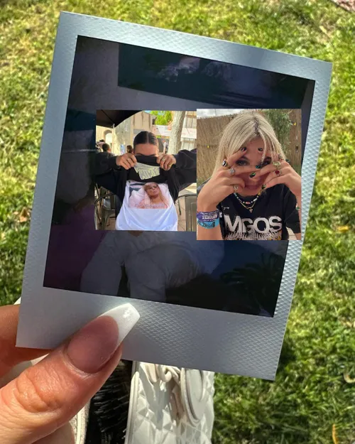 maan de steenwinkel trekt shirt omhoog in het openbaar