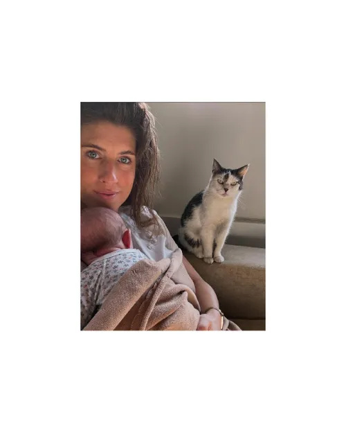 marieke elsinga deelt een foto van haar kindje maar ook van haar poes