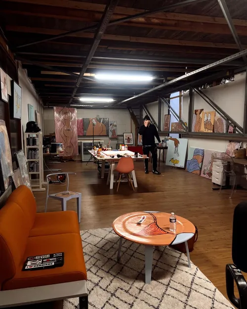 marijn kuipers heeft haar achterzijde helemaal op kunstwerkje staan