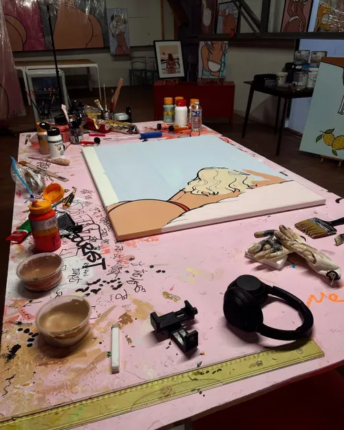 marijn kuipers heeft haar achterzijde op kunstwerkje staan