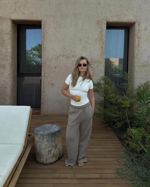 mikky kiemeney showt zichzelf kort na zwangerschap