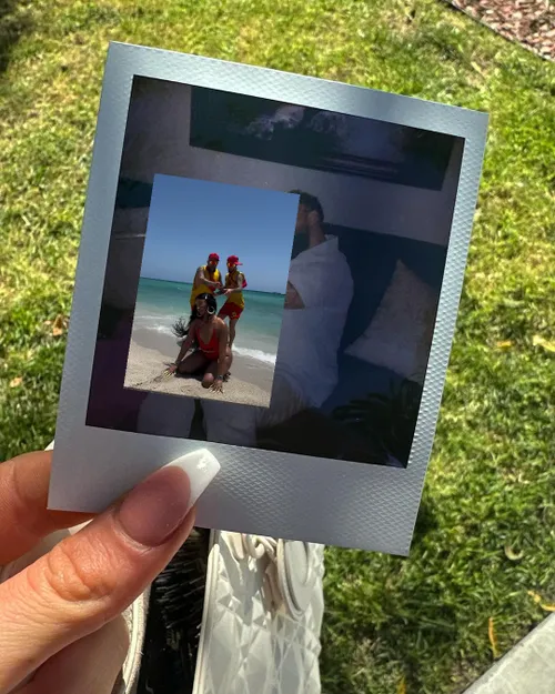 moet jutta leerdam zich zorgen gaan maken jake paul kijkt vol naar ronde achterzijde van dame op strand