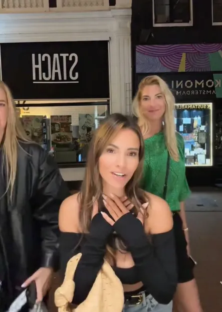 monica geuze laat haar enorm grote knotsen zien op straat