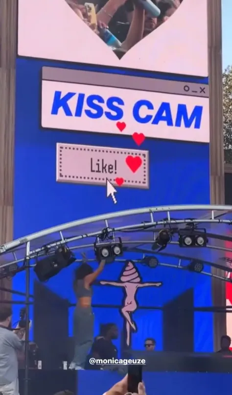 monica geuze springt op en neer in strak en klein topje