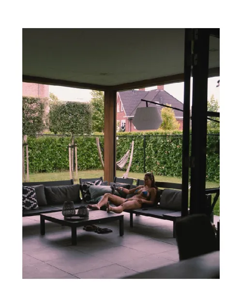 puck moonen draagt bijna niks in de achtertuin