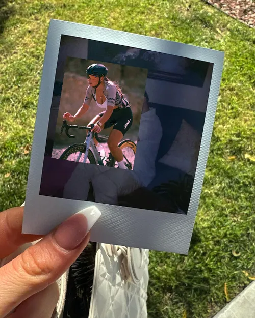 puck moonen laat haar vormen flink hangen in strak topje