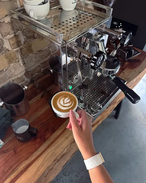 puck moonen verpest foto van perfecte cappuccino met enorme modeflater