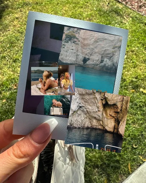 roxy dekker zit te relaxen op een bootje met weinig bedekking