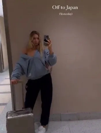 Schaatsster Jutta Leerdam is met kleren half uit in Japan aangekomen.