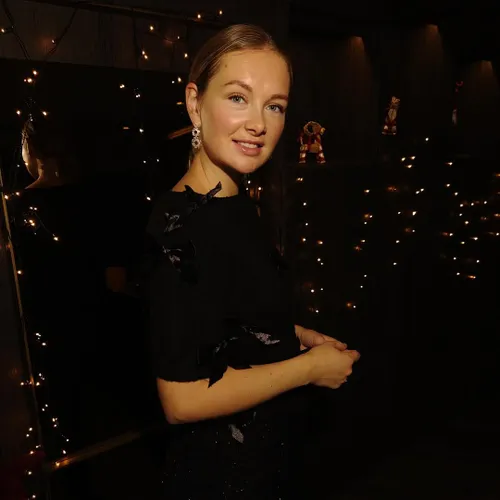 Maxime Meiland verkleed met veel strikjes