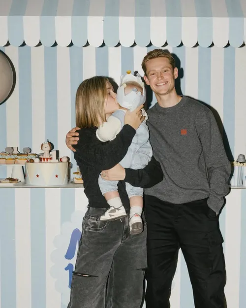 Mikky Kiemeney en Frenkie de Jong vieren verjaardag van Miles