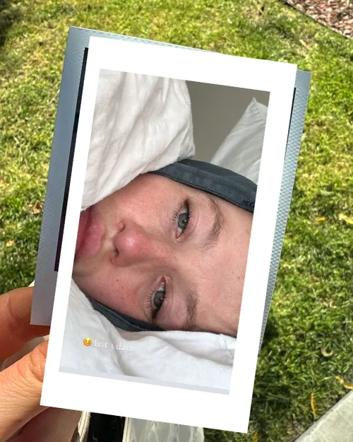 suzanne schulting ligt ziek in bed en laat iedereen schrikken