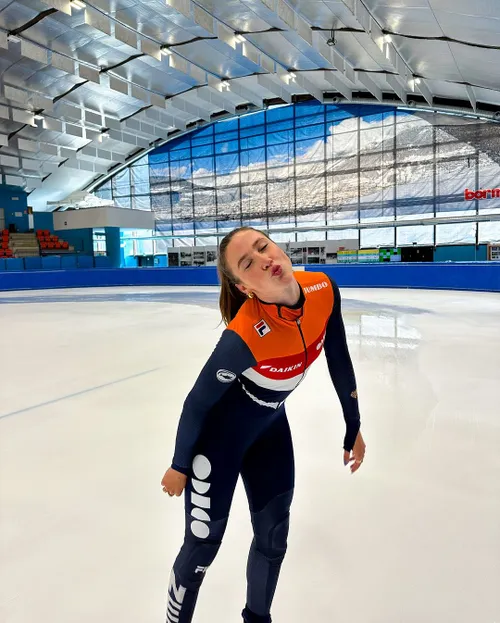 suzanne schulting mag eindelijk weer schaatsen en draagt een strak pakje