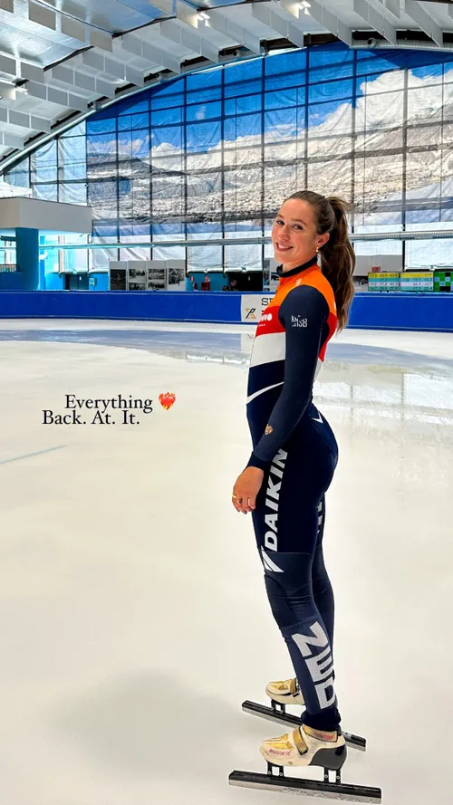 suzanne schulting mag weer schaatsen en draagt een strak pakje