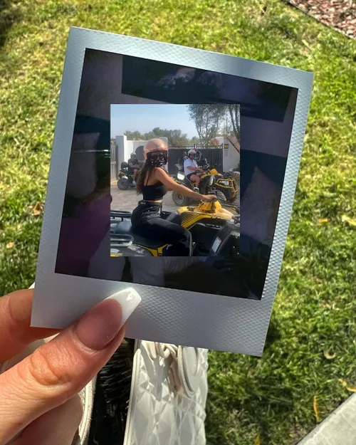 yolanthe cabau showt iedereen haar achterbumper