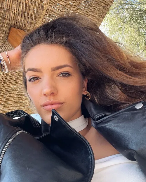 zomers geklede schaatsster pien hersman laat volgers wegsmelten