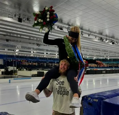 jake paul zijn hoofd is tussen jutta leerdams benen na haar overwinning