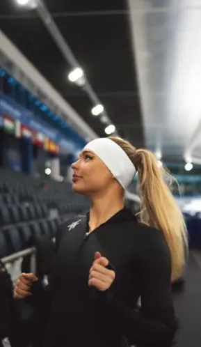 jutta leerdam showt zichzelf in een prachtig en strak pakje