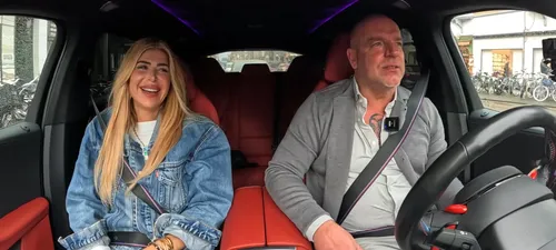 Estelle Cruijff bij Andy in de auto