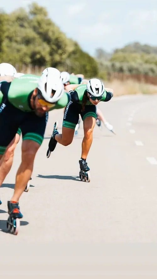 Femke Kok op skeelers