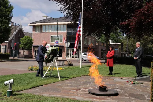 04 05 2020 kransleggingen veghel gemeente meierijstad 01