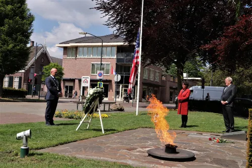 04 05 2020 kransleggingen veghel gemeente meierijstad 02