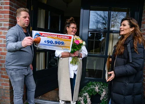 1920 sjonencarlaontvangenchequevan90909eurovanpostcodeloterij ambassadeurquintytrustfull 1