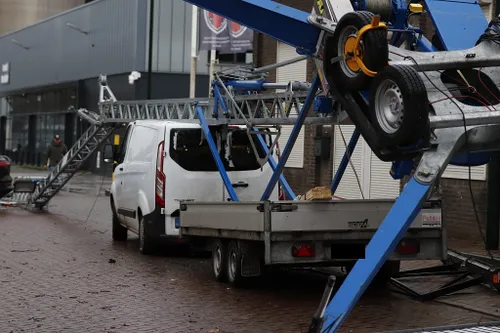 20 12 2022 bouwkraan valt op werkbus 01