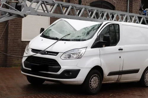 20 12 2022 bouwkraan valt op werkbus 03