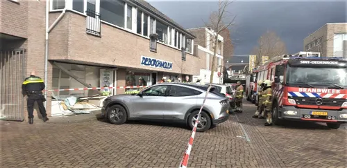 25 02 2022 auto rijdt winkelpand binnen sint oedenrode 03