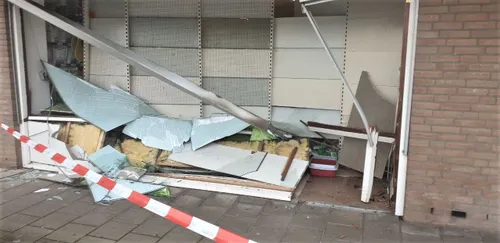 25 02 2022 auto rijdt winkelpand binnen sint oedenrode 08