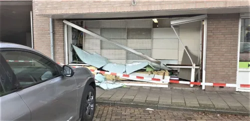 25 02 2022 auto rijdt winkelpand binnen sint oedenrode 09