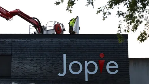 29 05 2023 zwaan op dak 06