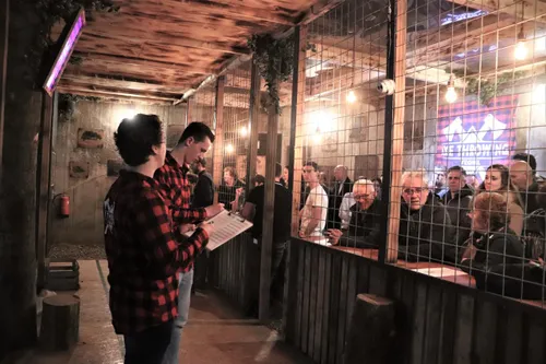 axe throwing 01
