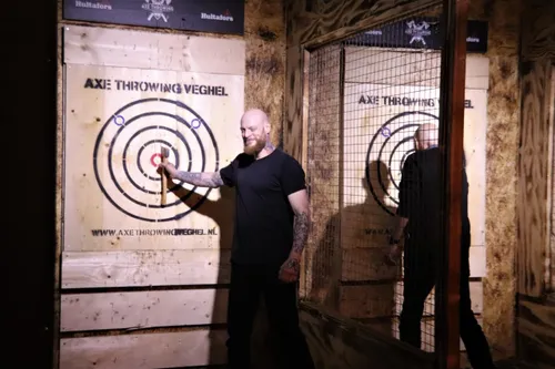 axe throwing 02