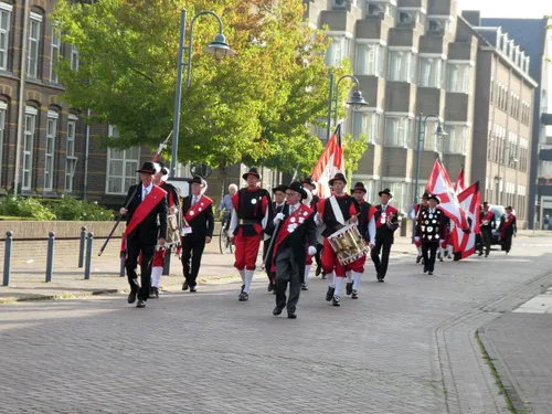 begeleiden oude koning naar de kerk