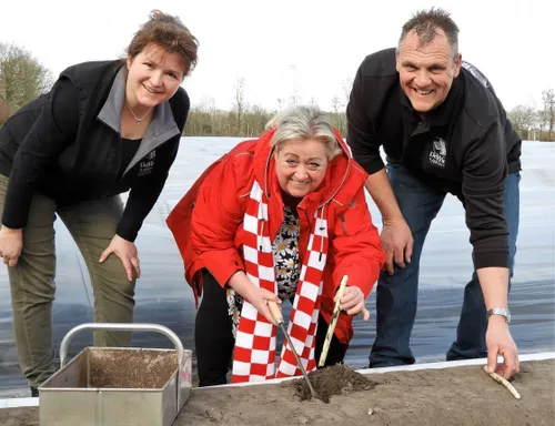 christel de laat steekt eerste asperge