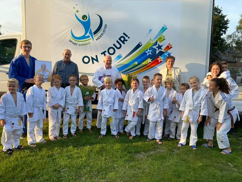 cor van der heijden met jeugd en coby van der pas wethouder en dick mandemaker srm 1