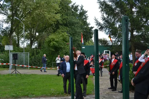 de burgemeester lost het eerste schot